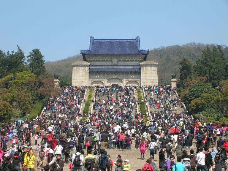 The Travel Intern – Hundreds climbing the steps to Sun Yat Sun Memorial