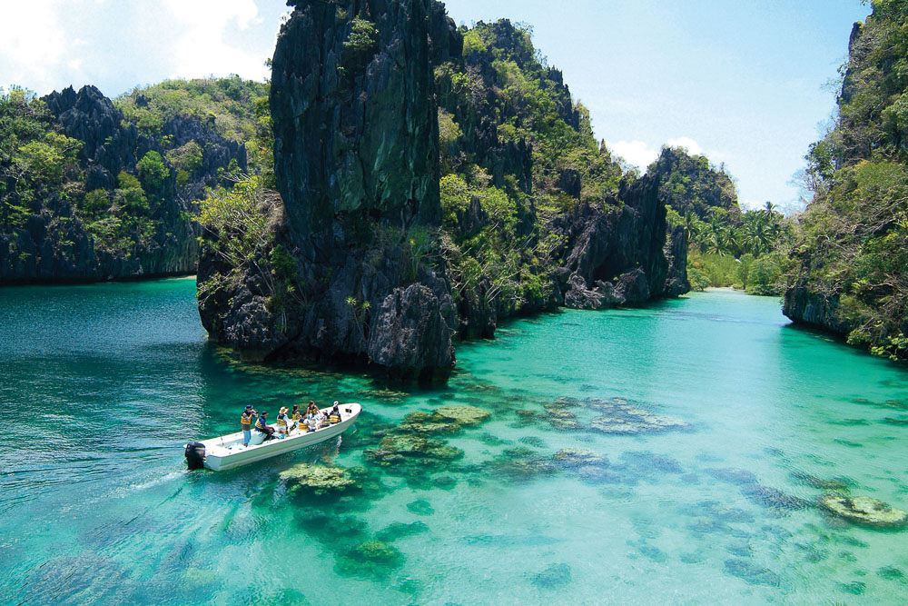 Boat entering lagoon, El Nido, Palawan - Boracay overrated big lagoon