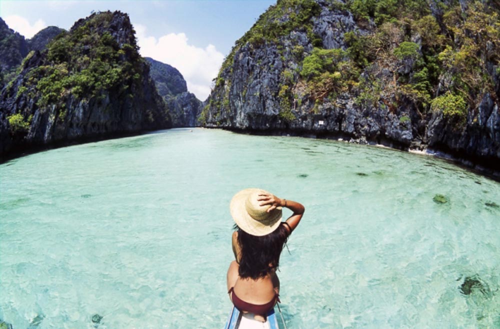 Exploring a lagoon in Palawan - Boracay overrated