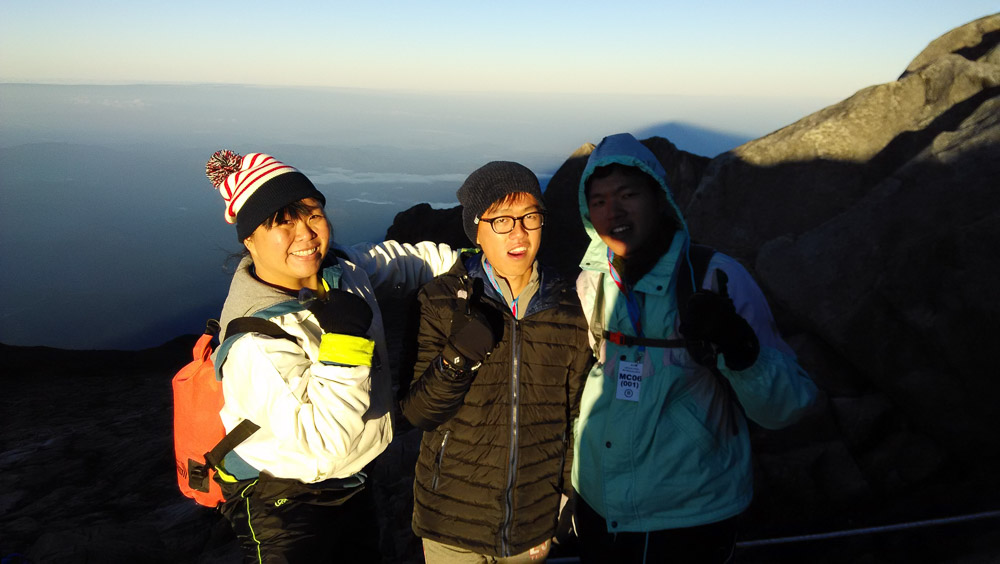 Chong Ming making friends with fellow hikers at Mount Kinabalu