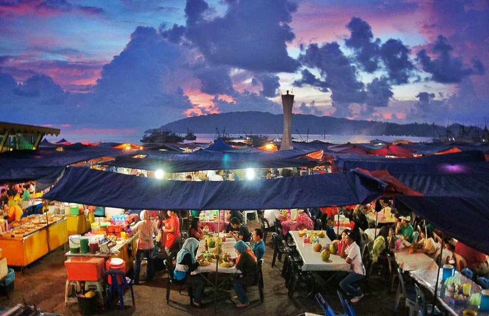 The Filipino market offers a cheap variety of fresh seafood. It is located at the city centre is the place for seafood lovers. One of the top few things to do in Kota Kinabalu!
