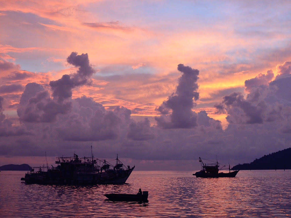 One of the things to do at Kota Kinabalu is to enjoy a beautiful sunset at the Kota Kinabalu Waterfront; the perfect place to chill, drink and eat.