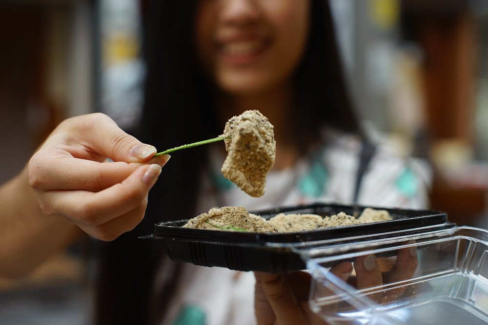 matcha mochi in Nishiki market - Foods in Osaka and Kyoto