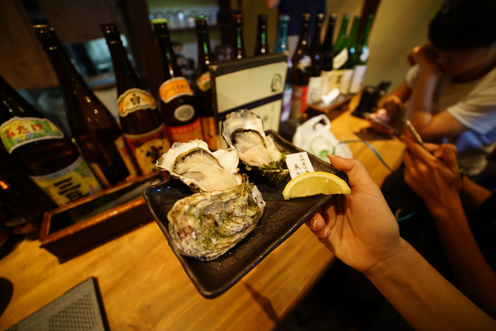 oyster in nishiki market - Foods in Osaka and Kyoto