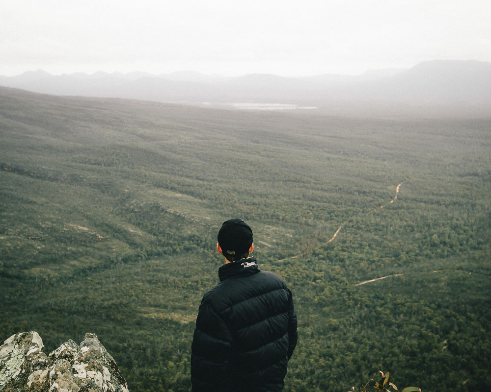 Anders looking at the Victoria Ranges from the Reeds lookout & Balconies - Camping in Grampians