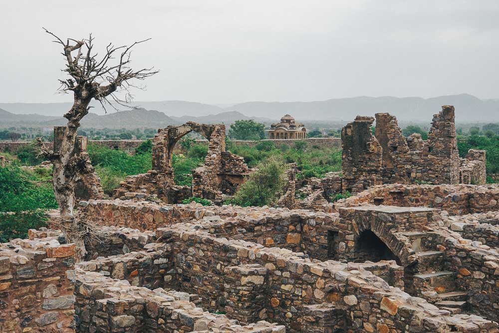 Ruinene av landsbyen utenfor Bhangarh Fort-Jaipur Survival Guide