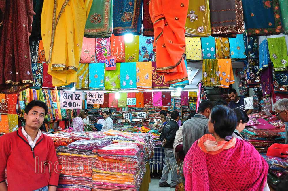 Saree sale at Chandpole Bazaar - Jaipur Survival Guide