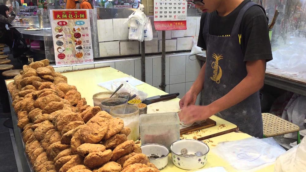 foods to eat in shilin night market taiwan biscuit crepe wrap