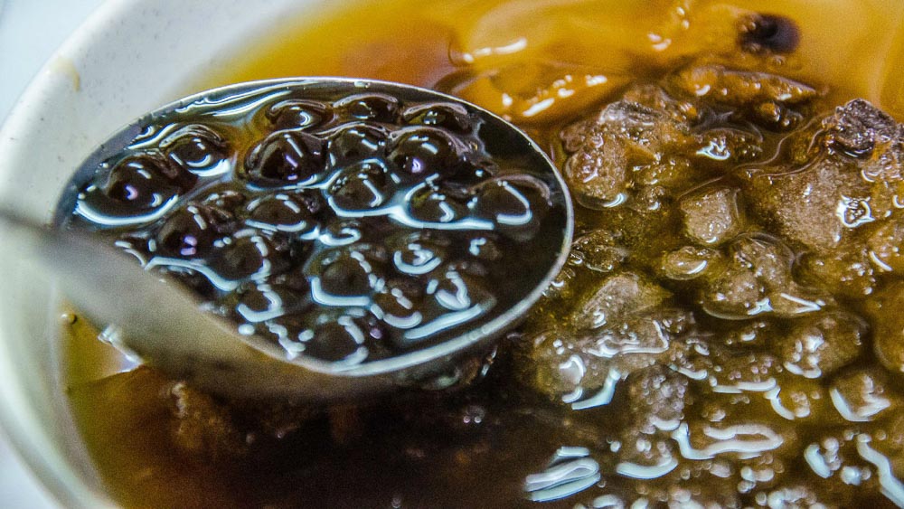 foods to eat in shilin night market taiwan bubble tea frog eggs