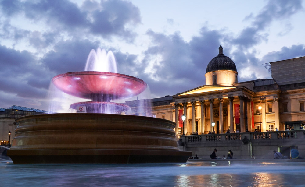 Night view of Trafalgar Square 