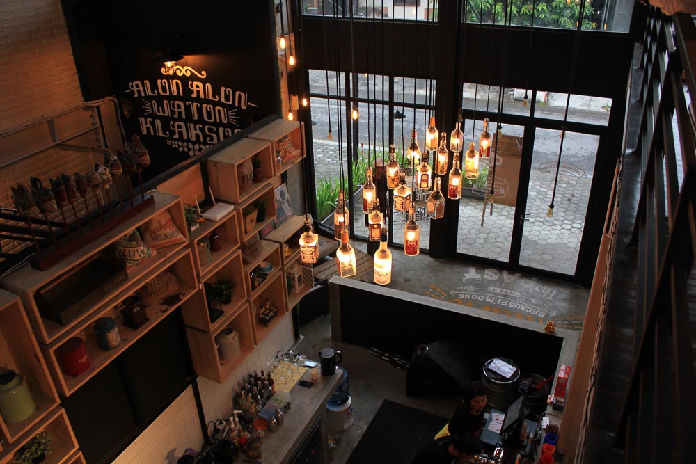 Aesthetic lighting in Move On Coffee Shop-places-to-eat-in-yogyakarta-10