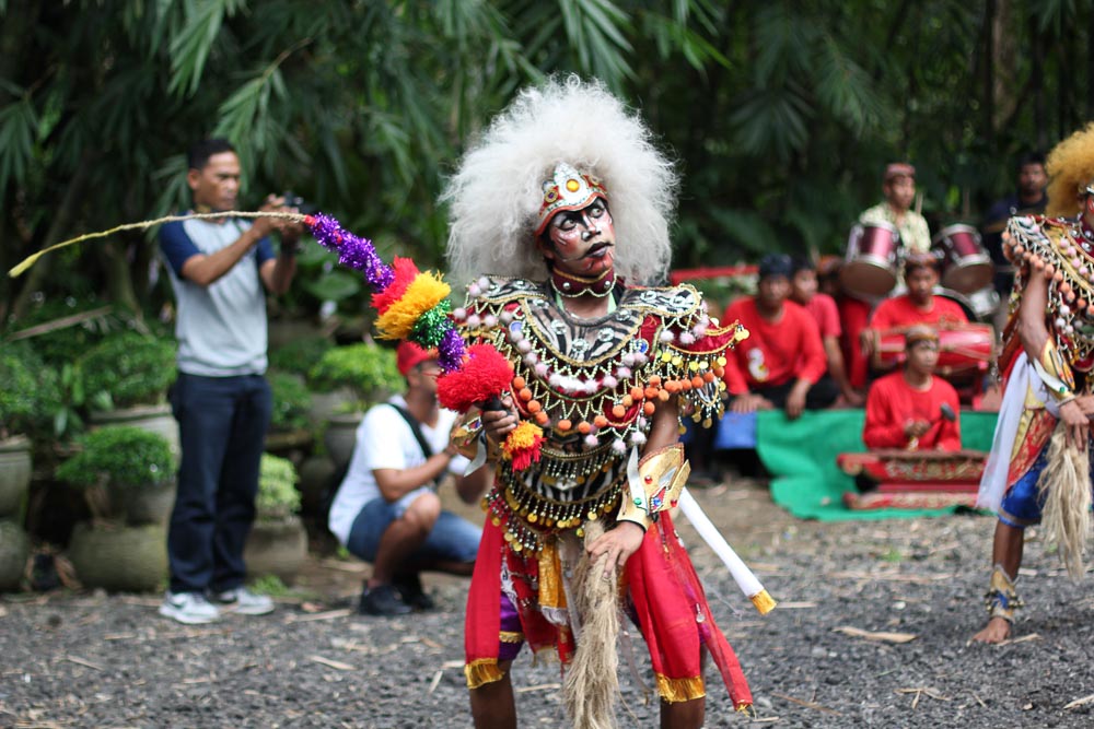 ringleader-in-jathilan-cultural-activities-in-Yogyakarta-2