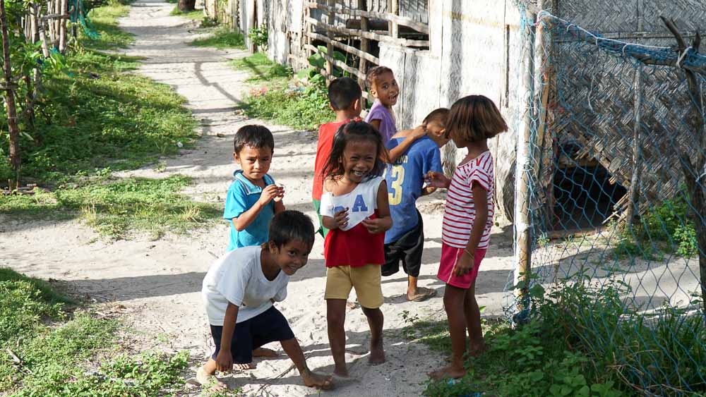 visiting-community-village-tao-philippines-expedition