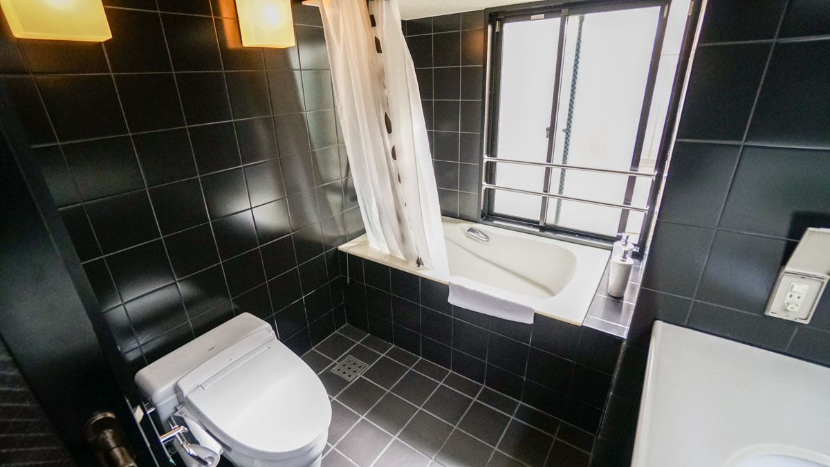 bathtub-and-toilet-bathroom-details-1-3rd-residence-yoyogi