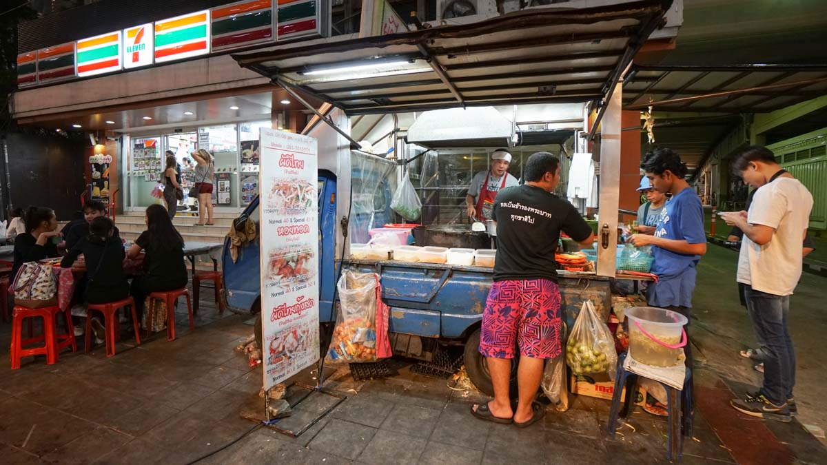 7 Eleven and Food Stalls near Bed One Block Hostel - bed one block review 4