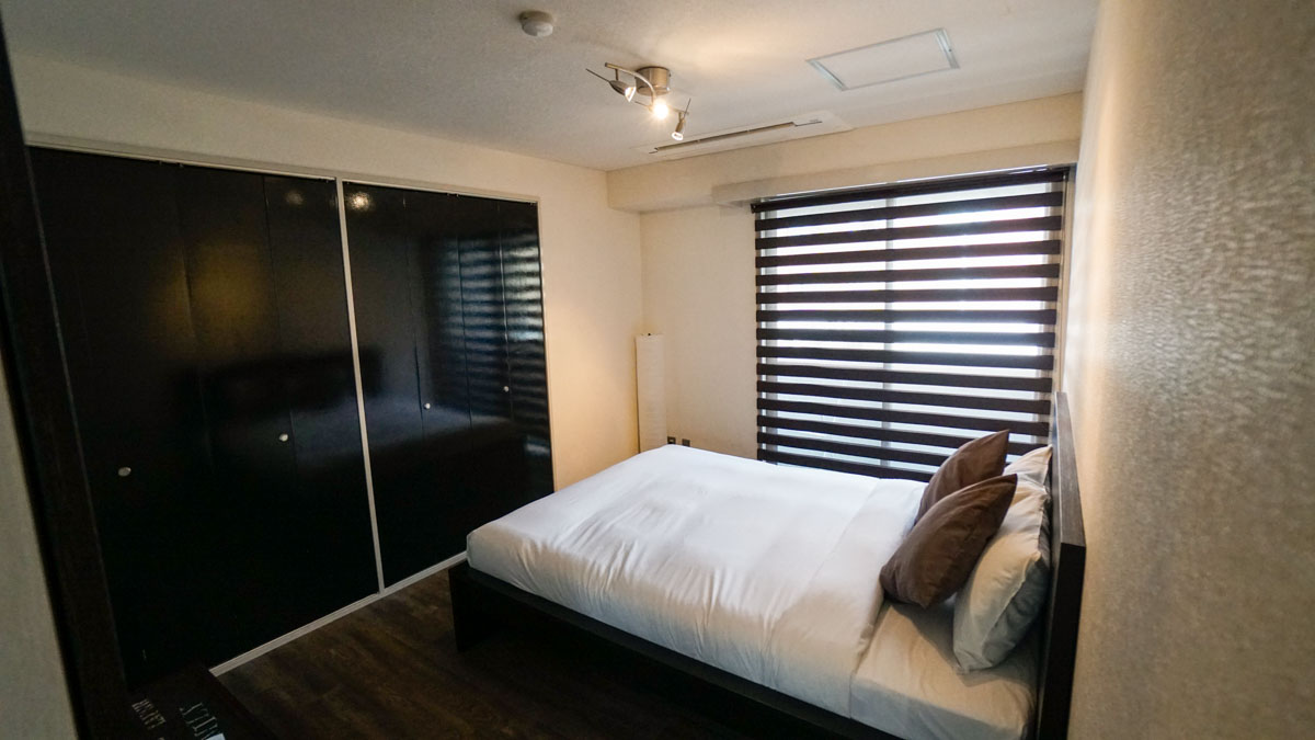 bedroom-with-balcony-and-queen-sized-bed1-3rd-residence-yoyogi