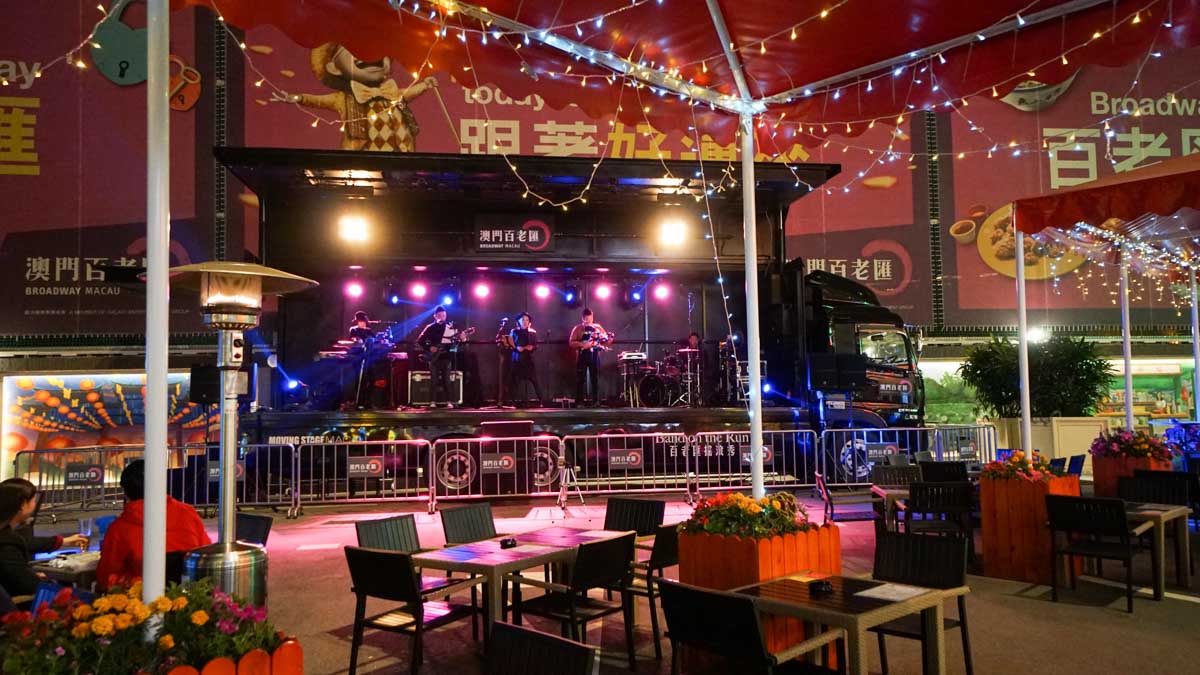 Live band at broadway-food-street-galaxy-macau-review