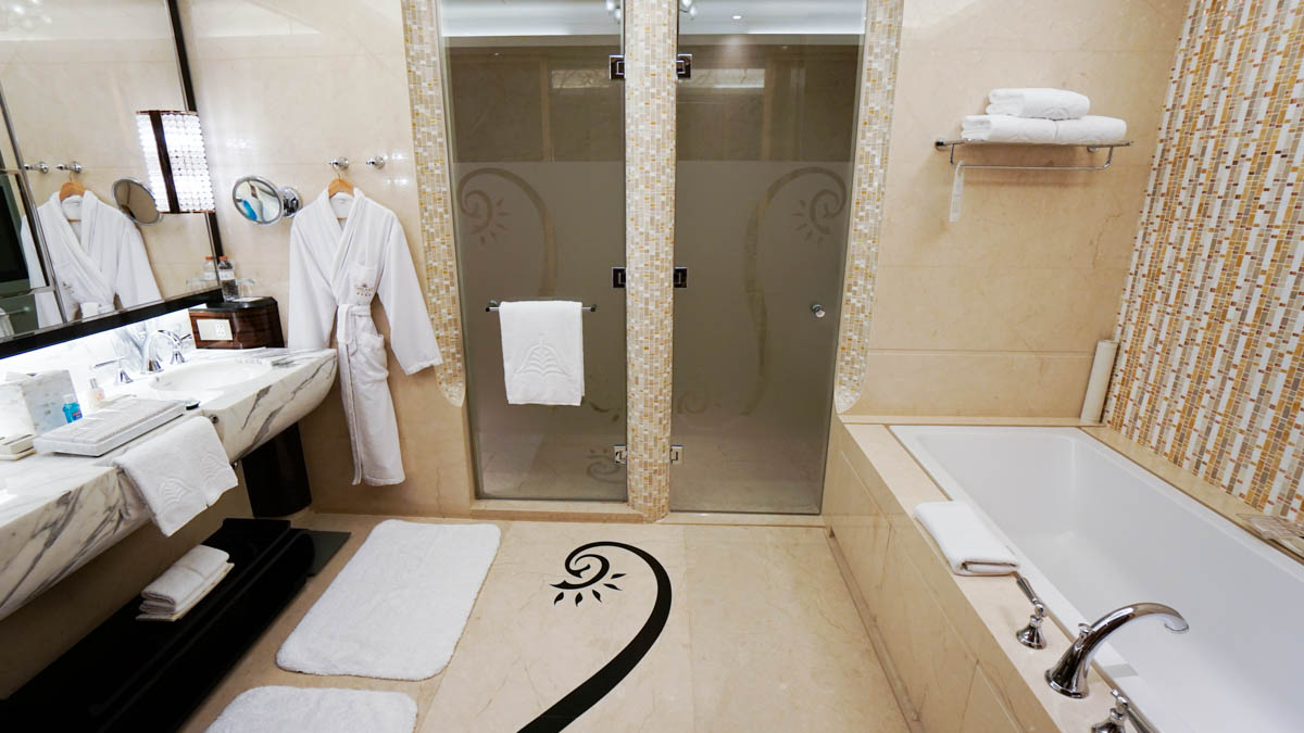 Royal Suite Bathroom - galaxy-macau-review