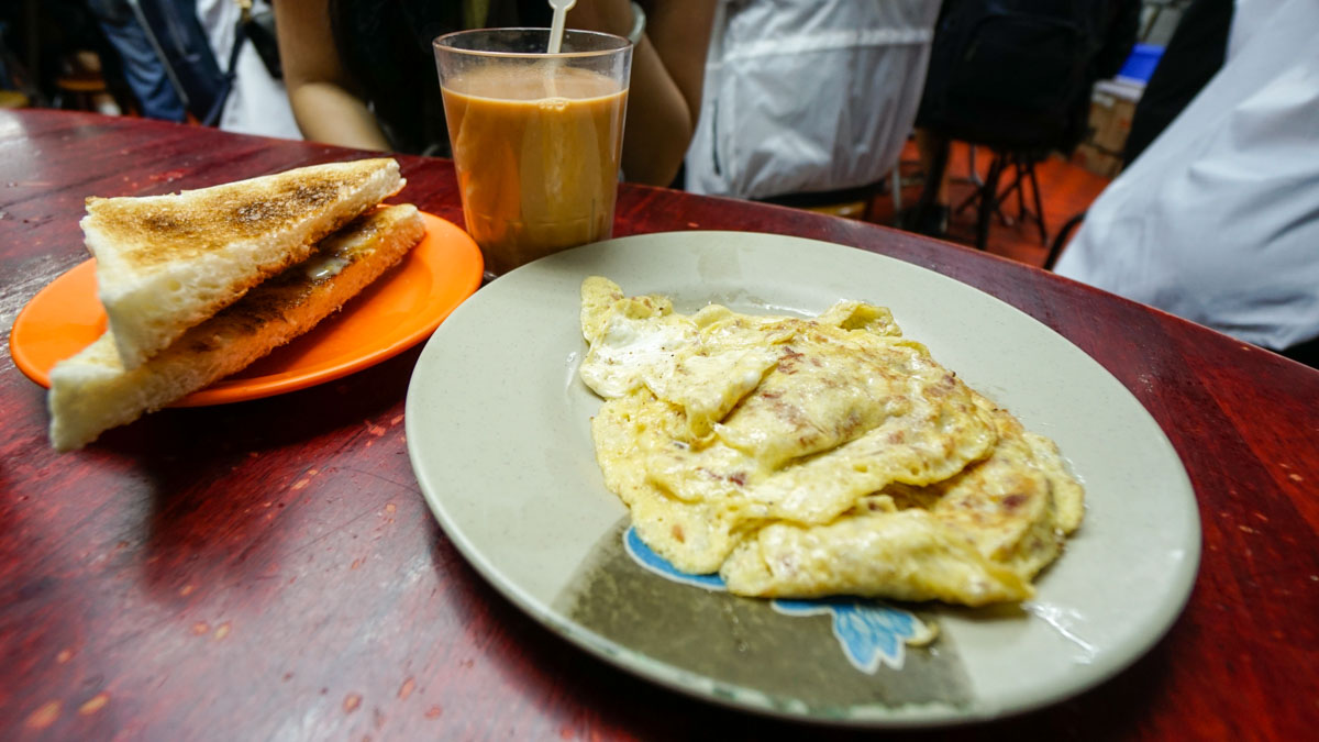 Fried Eggs with Corned Beef and Toast with Condensed Milk in Lan Fong Yuen- hong kong food journey 12