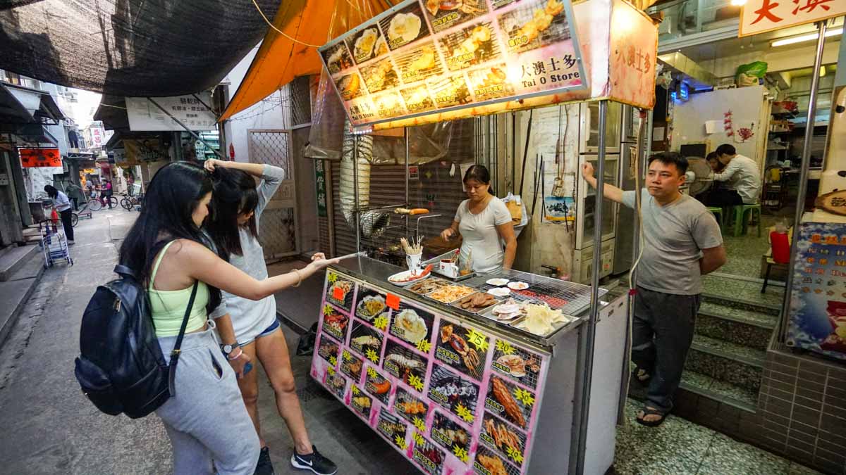 Stall selling grilled lobster and grilled scallops - hong kong food journey 15