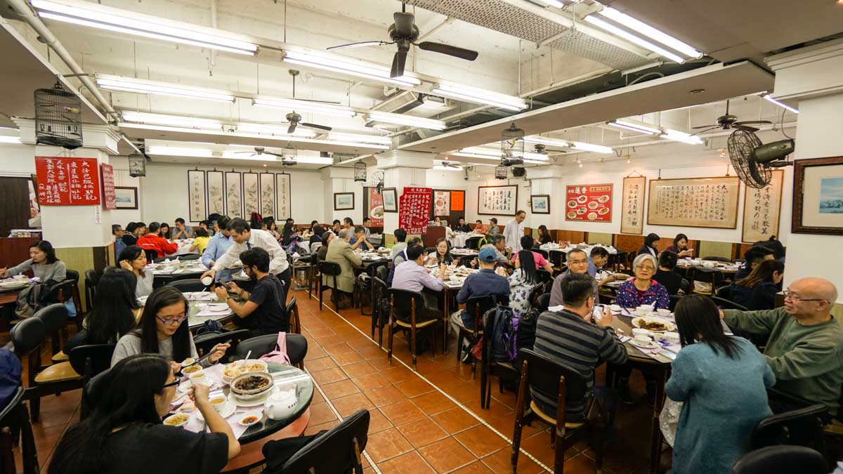 Hustle and bustle at Ling Heung Tea House for dinner - hong kong food journey 19