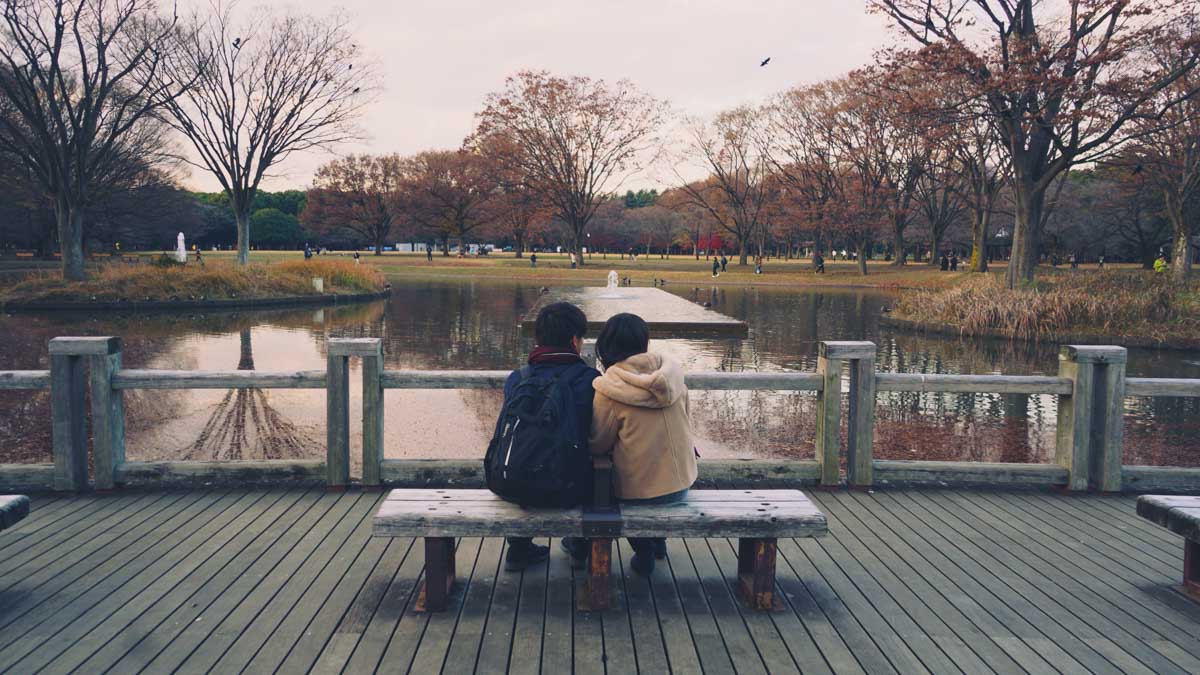 Candid young couple in Yoyogi Park - love in tokyo 3