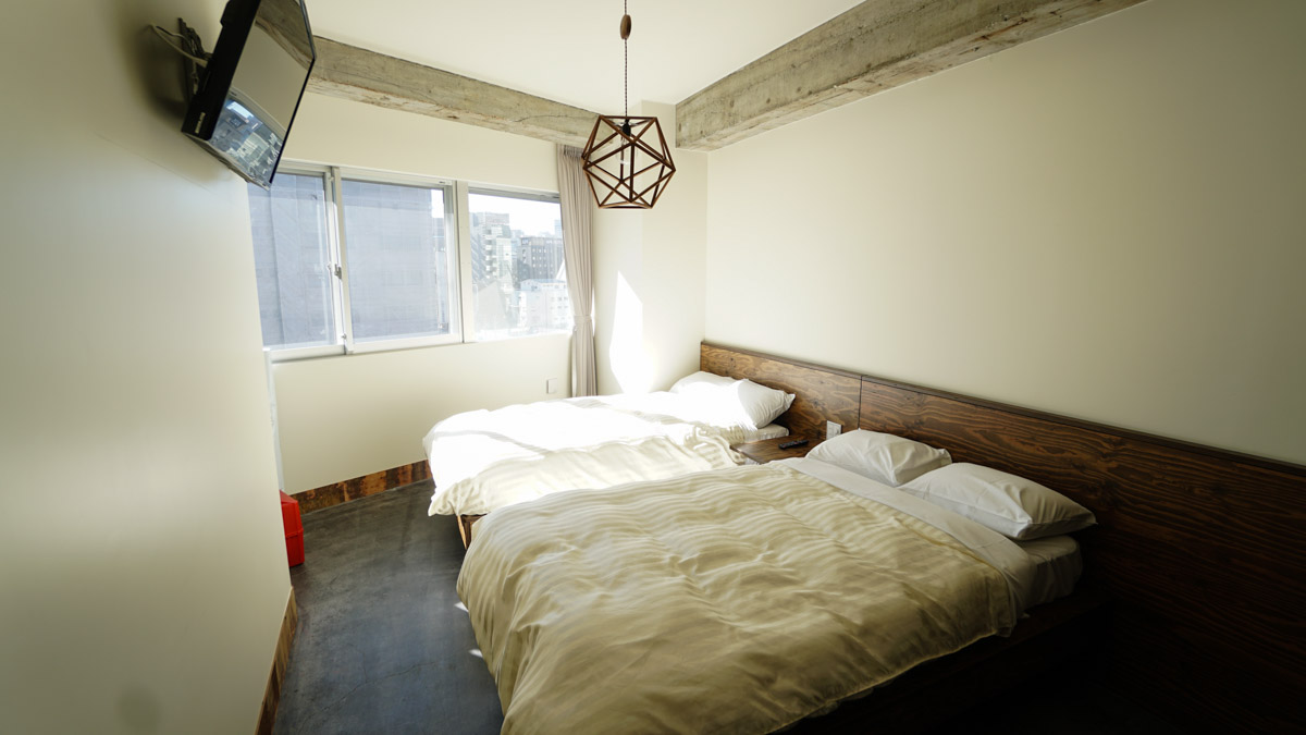 Twin bedroom in furnished penthouse apartment - wise owl hostels tokyo review 8