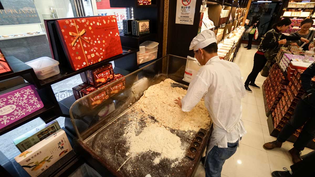 Guy making Peanut Cookies at Pastelaria Koi Kei 鉅記手信 - Macau Guide