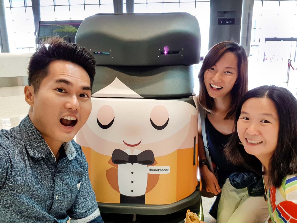 Selfie with Changi Robots - Changi T4