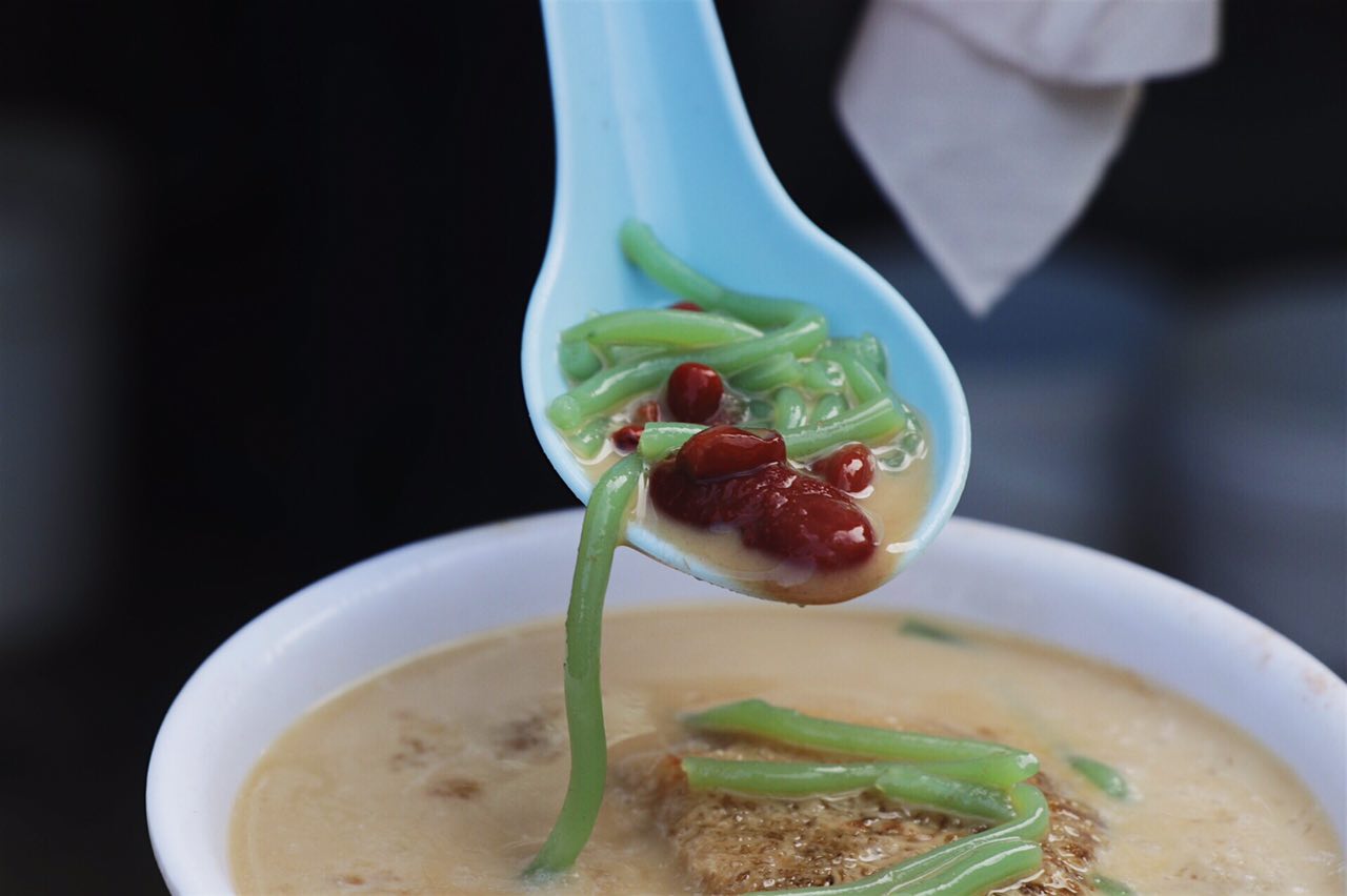 Chendol on spoon - Penang Food Guide