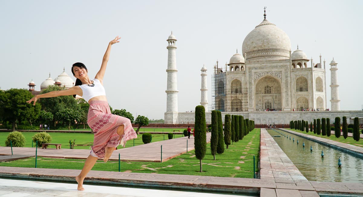 danser foran Taj Mahal-første Timeguide til Indien