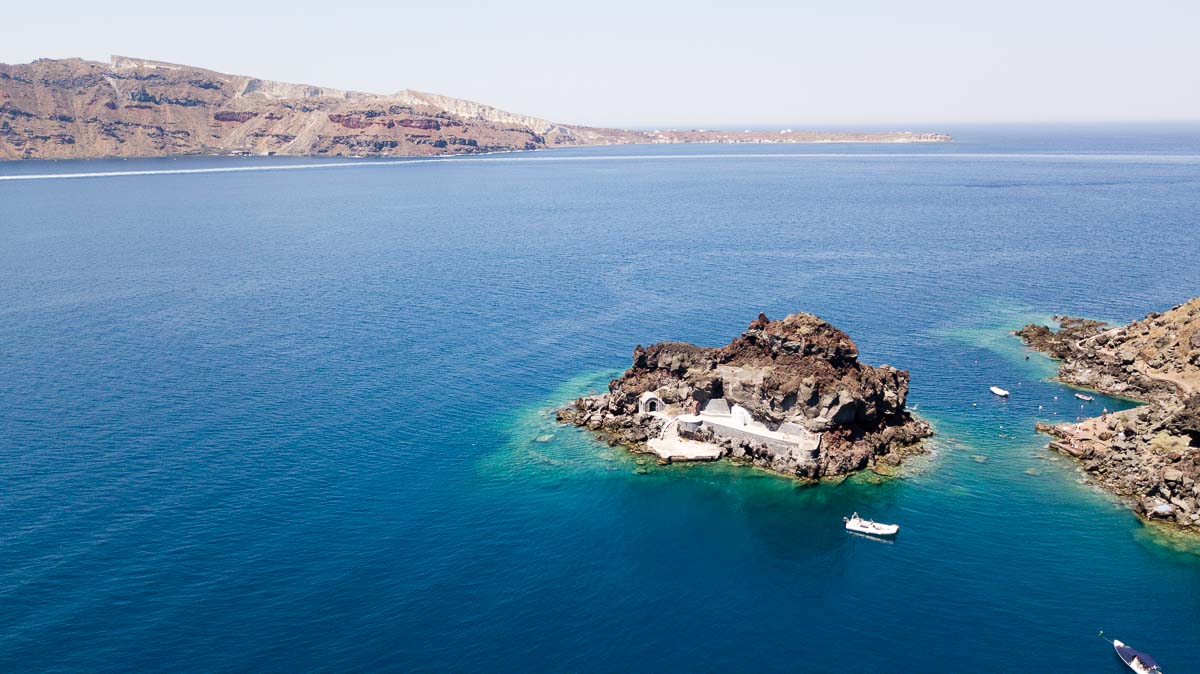 Amoudi Bay Cliff Jumping - Santorini - Greece Budget Itinerary