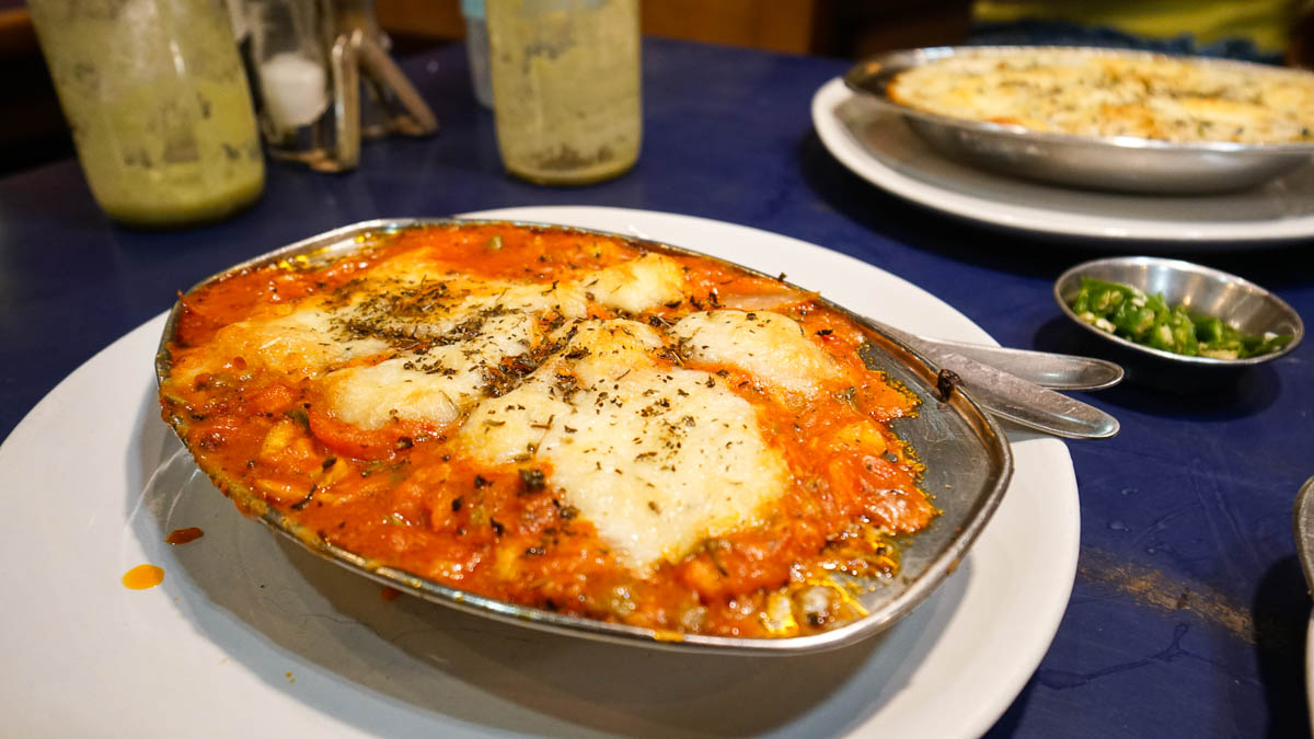  Lasagne à la boulangerie Brown Bread - Itinéraire d'une semaine en Inde