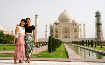 2 girls at the Taj Mahal in India