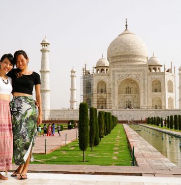 2 girls at the Taj Mahal in India