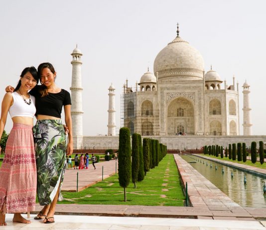 1 Week India Itinerary For First Timers — Jaipur, Agra, Lucknow, Varanasi 2 girls at the Taj Mahal in India