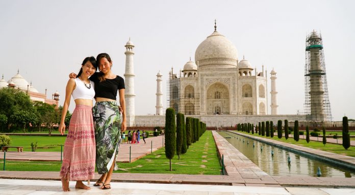 2 girls at the Taj Mahal in India