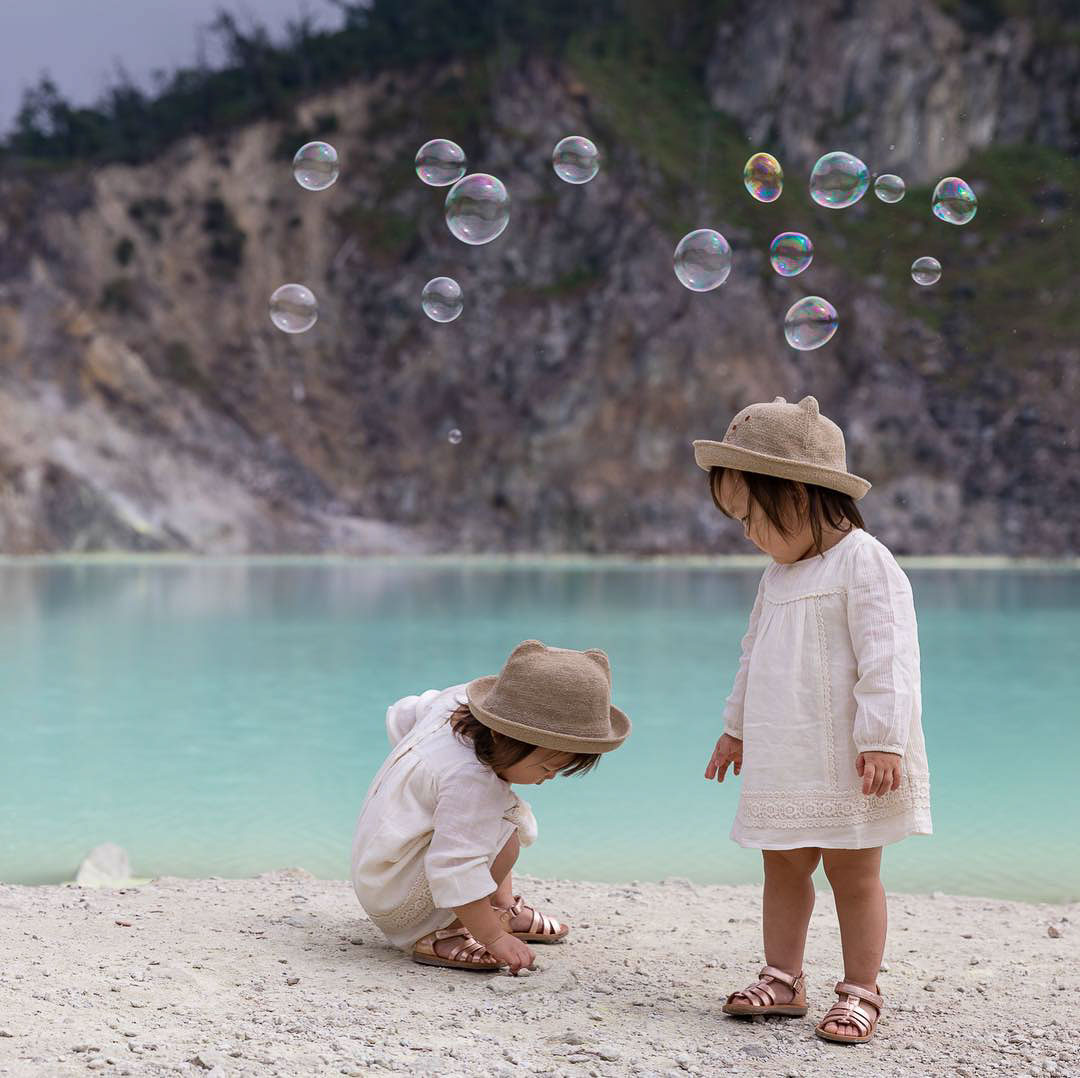 @leialauren playing with sand - Interview with Amber & Peter-