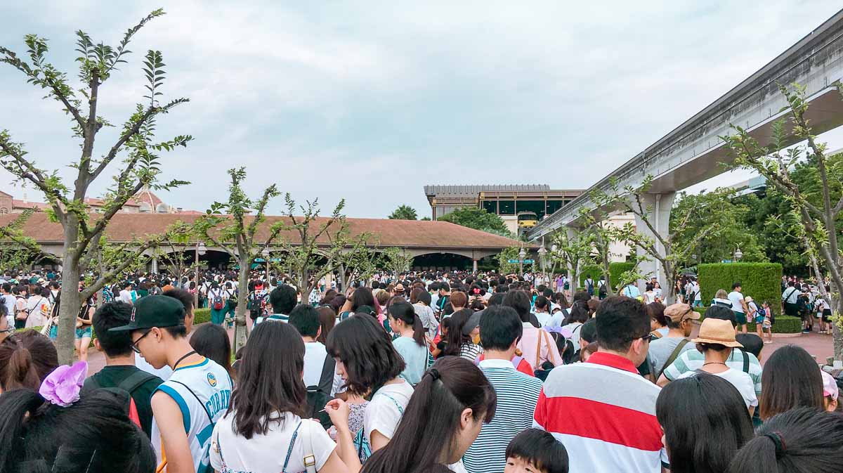 Queue to Tokyo Disneysea on a school holiday - Tokyo Disneyland Guide