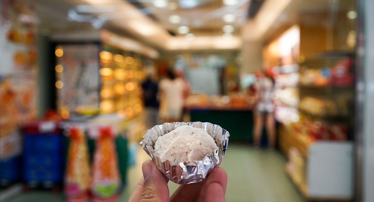 Yam Ball at Keelung Lien Cheng Bakery (基隆連珍餅店) - Things to do in Keelung