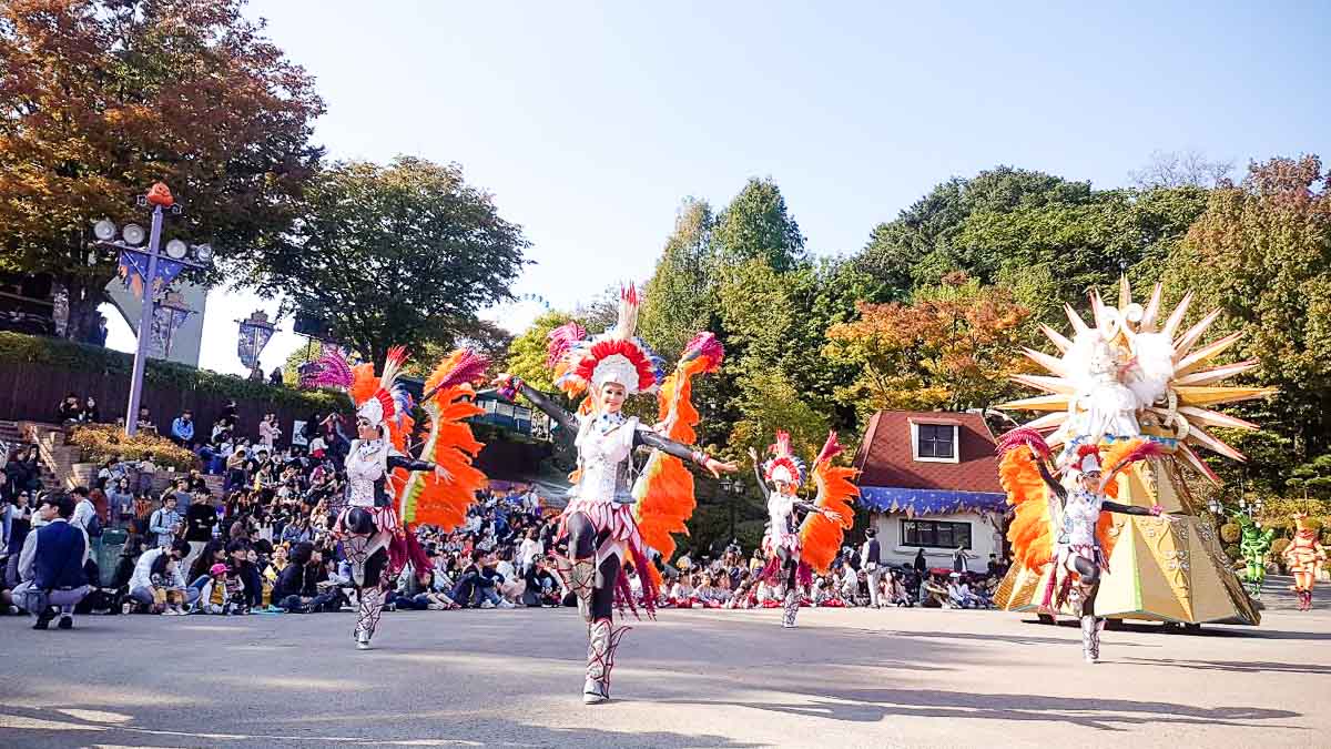 Everland Day Parade Performers - Everland Guide