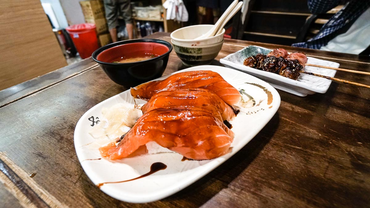 Giant salmon sushi san wei taipei - Taiwan Food Guide THSR