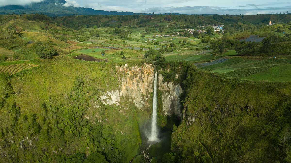 Air Terjun sipiso-piso waterfall - Lake Toba Itinerary