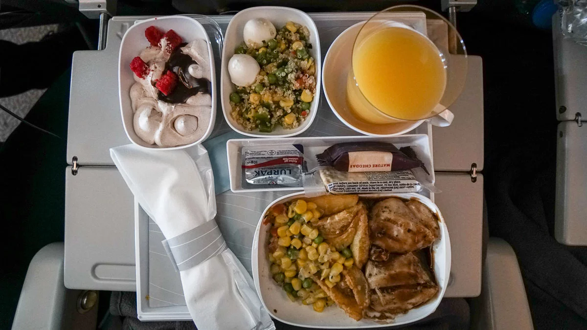 Repas à bord du poulet - Revue de la classe Y économique d'Emirates