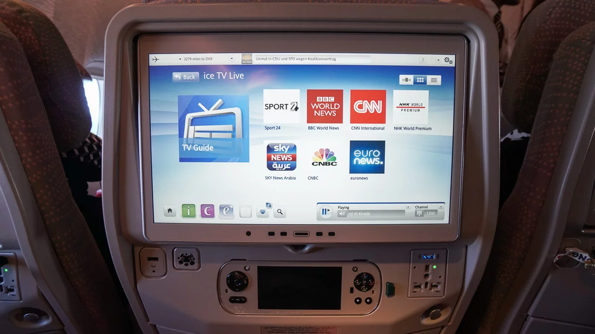 Sistema di intrattenimento in ghiaccio con TV in diretta - Emirates Economy Y Class Review