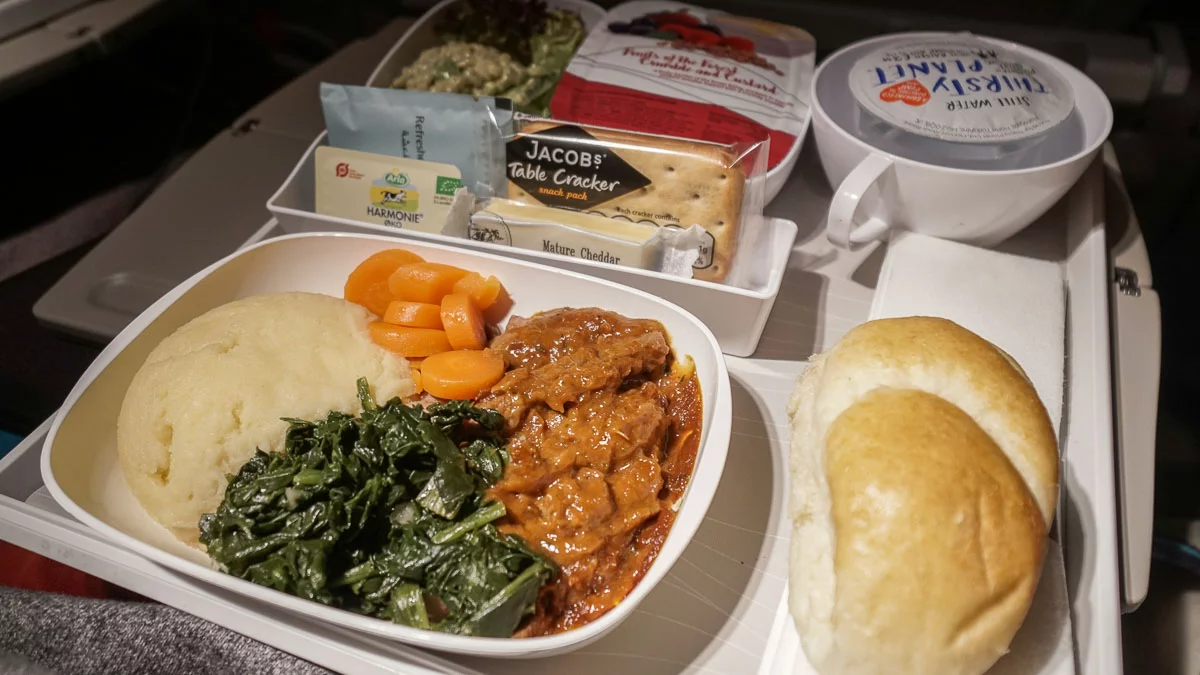 Vejum jantar de bordo de borrego e Mash - Emirates Economy Y Class Review-17