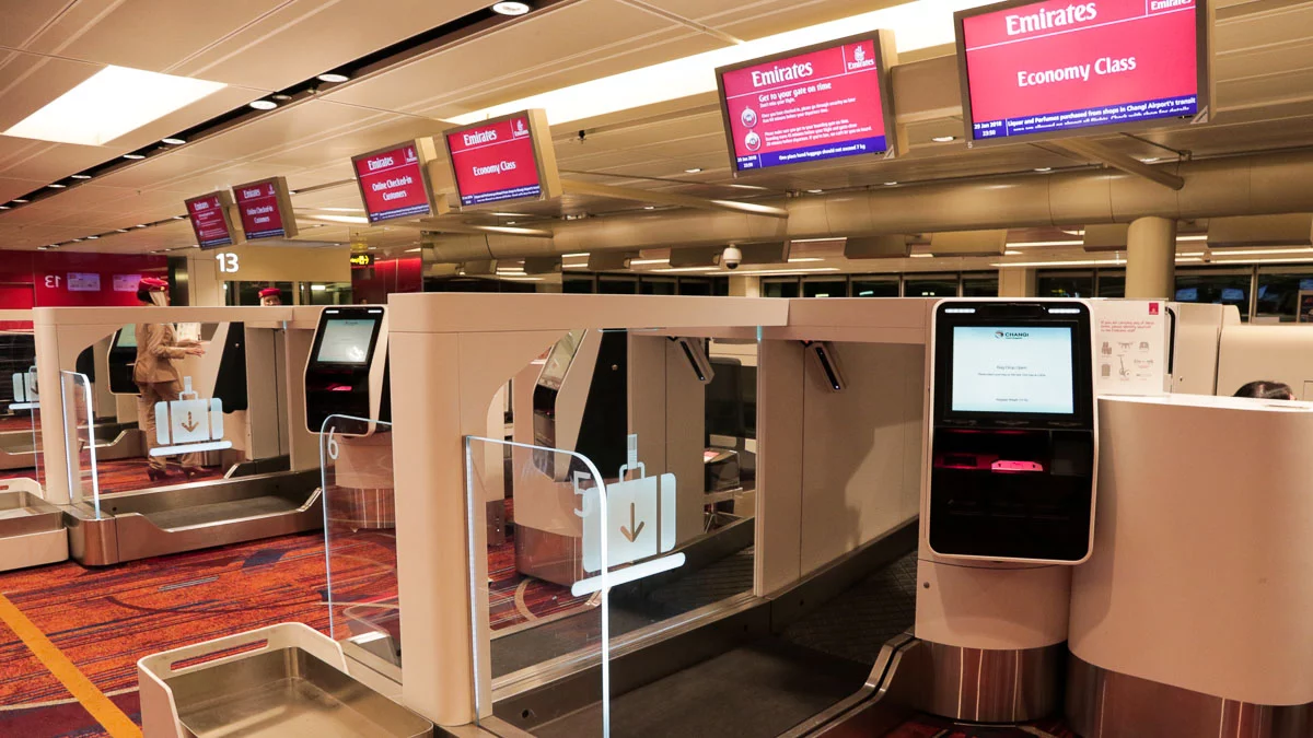 Enregistrement des bagages à l'aéroport de Changi - Revue de la classe Y économique d'Emirates-.6