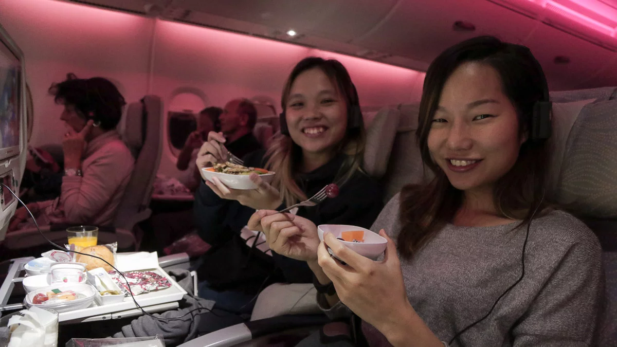 Disfrutando de la cena a bordo - Revisión de la Clase Turista Y de Emirates-7