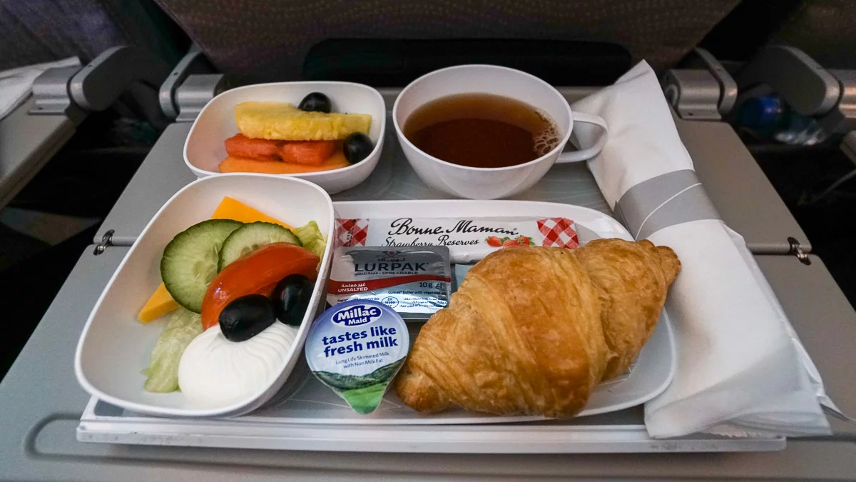 Desayuno a bordo - Emirates Economy Y Class Review-9