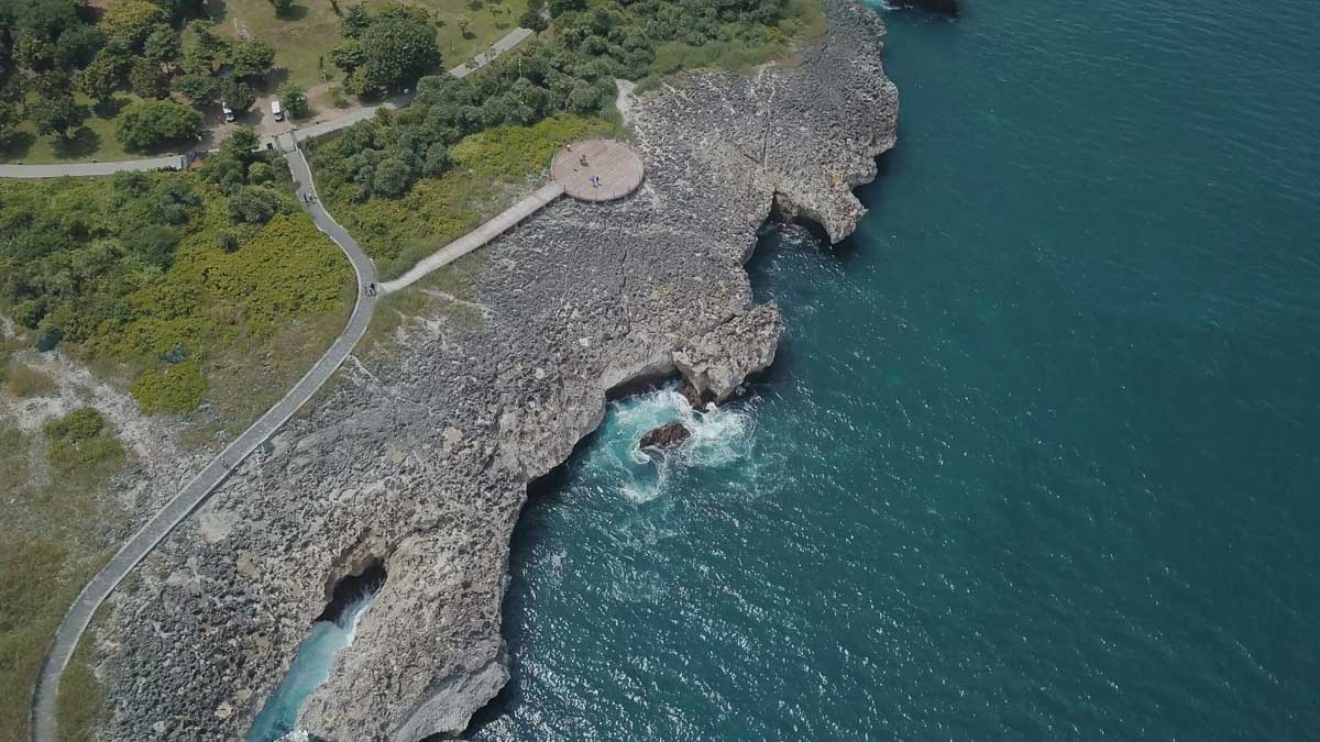 Waterblow drone shot - Nusa Dua and Uluwatu